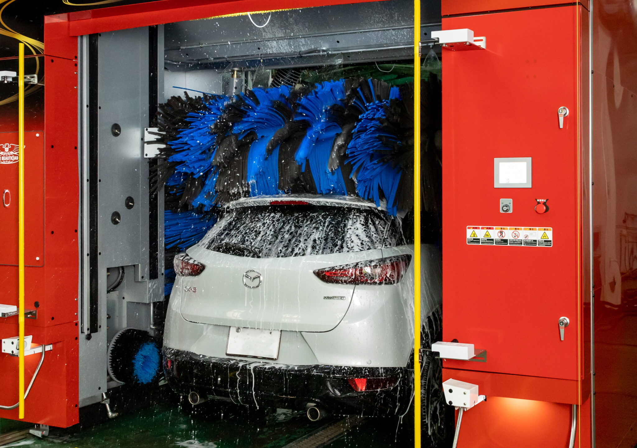 洗車機はどのくらいの時間がかかる？手洗いとの比較や混雑する時間について解説