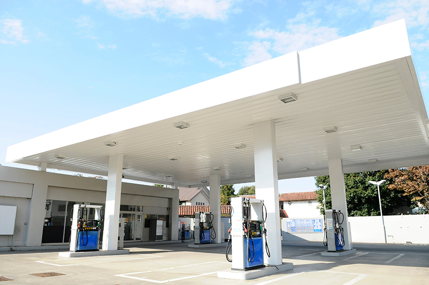 ガソリンスタンド（ガソスタ）の「洗車機」と「手洗い洗車」どっちがいい？それぞれの特徴と選び方を解説