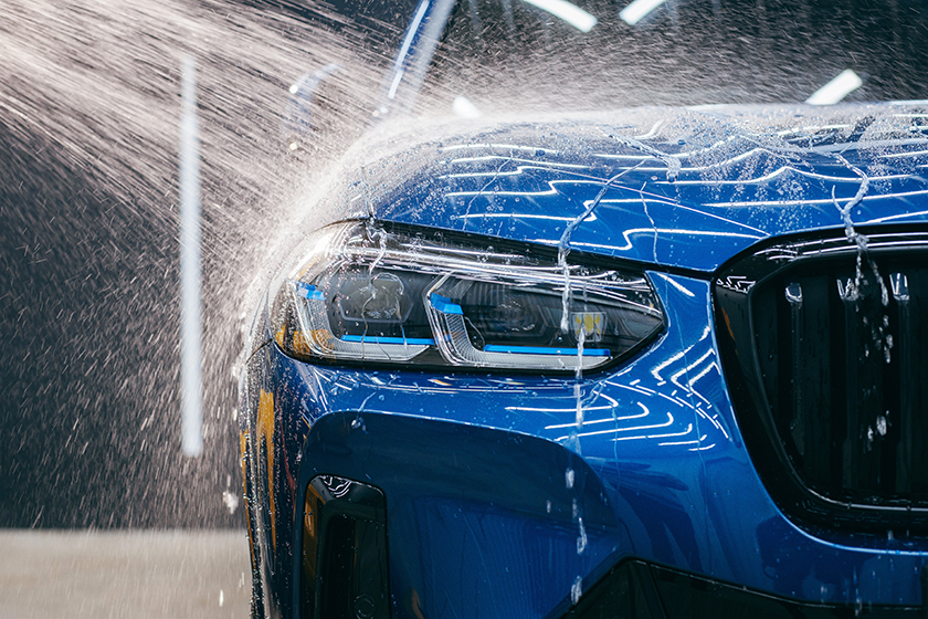 ノンブラシ洗車機は汚れが落ちない？ブラシ洗車機との使い分けや利用する際のコツ
